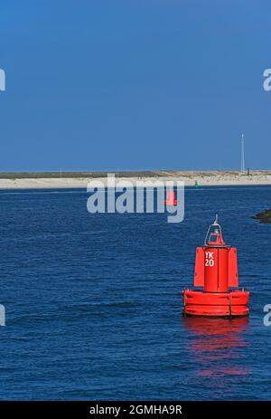 port of rotterdam (maasvlakte 2) / netherlands - 2021-09-02:  navigation beacons in prinses arianehaven - background: north sea dyke  --  [credit: joa Stock Photo