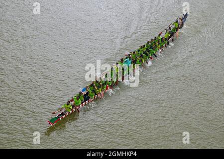 Non Exclusive: SYLHET, BANGLADESH - SEPTEMBER 18, 2021: September 18, 2021: Participants  compete during the race  of the Traditional Bangladeshi Boat Stock Photo