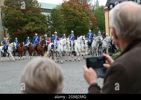 Linköping, Sweden. 19th, September, 2021. The Royal Swedish Cavalry Band with horses from the Association for the Mounted Guard conducts a riding parade through Linköping city on Sunday. The Royal Swedish Cavalry Band is one of three professional military bands in the Swedish Armed Forces. The band traces its ancestry back to the 1500s when King Gustav Vasa raised his first regiment of horse. Today the Royal Swedish Cavalry Band is one of few mounted bands in the world. Credit: Jeppe Gustafsson/Alamy Live News Stock Photo