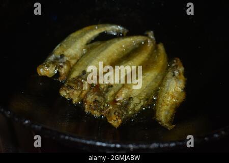 River fish fried in a frying pan Stock Photo - Alamy