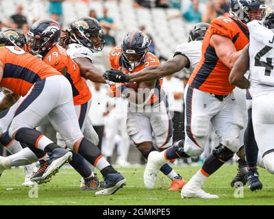 DENVER, CO - NOVEMBER 14: Denver Broncos running back Javonte Williams (33)  rushes during a game between the Denver Broncos and the Philadelphia Eagles  at Empower Field at Mile High on November