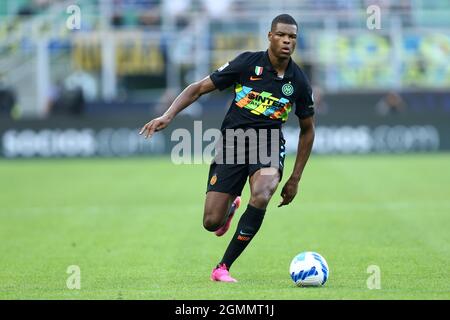 Milano, Italy. 18 September 2021. Denzel Dumfries of Fc Internazionale  controls the ball during the Serie A match between Fc Internazionale and Bologna Fc . Stock Photo