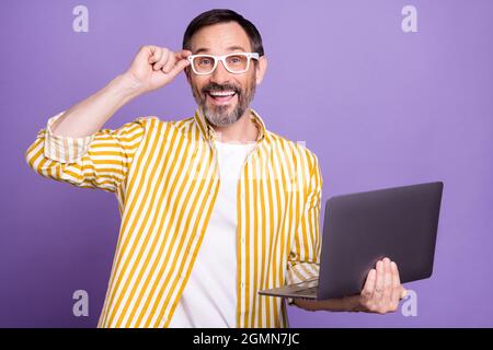 Photo portrait bearded man in striped shirt smiling using laptop wearing sunglass isolated pastel violet color background Stock Photo