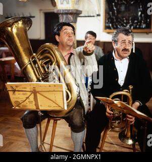 ... und die Tuba bläst der Huber, Fernsehserie, Deutschland 1980 - 1981, Darsteller: Max Grießer, Willy Harlander Stock Photo