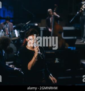 Dana Gillespie, englische Schauspielerin und Sängerin, Auftritt in Bioleks Talentshow: Show Bühne, 1984. Dana Gillespie, English actress and singer, appearance on Biolek's talent show: Show Buehne, 1984. Stock Photo