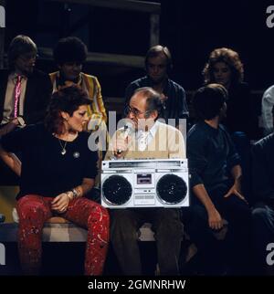 Dana Gillespie, englische Schauspielerin und Sängerin mit Alfred Biolek in der Talentshow: Show Bühne, 1984. Dana Gillespie, English actress and singer with Alfred Biolek in his TV talent show: Show Buehne, 1984. Stock Photo