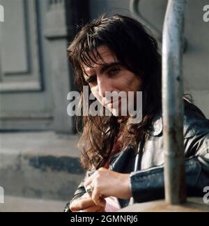 Alice Cooper, geboren als Vincent Damon Furnier, amerikanischer Rockmusiker, bei einer Deutschland-Tour circa 1972. Alice Cooper, born Vincent Damon Furnier, American rock musician, on tour in Germany circa 1972. Stock Photo