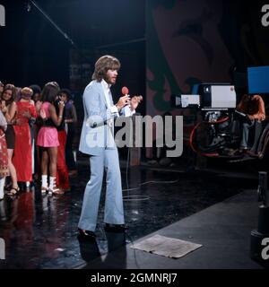 Barry Gibb, britischer Sänger und Musikproduzent, Mitglied der Popgruppe Bee Gees, hier bei einem Solo-Auftritt 1973. Barry Gibb, British singer and music producer, member of the pop group Bee Gees, here at a solo performance in 1973. Stock Photo