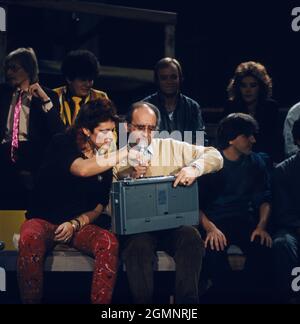 Dana Gillespie, englische Schauspielerin und Sängerin mit Alfred Biolek in der Talentshow: Show Bühne, 1984. Dana Gillespie, English actress and singer with Alfred Biolek in his TV talent show: Show Buehne, 1984. Stock Photo