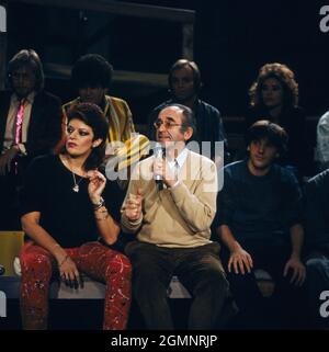 Dana Gillespie, englische Schauspielerin und Sängerin mit Alfred Biolek in der Talentshow: Show Bühne, 1984. Dana Gillespie, English actress and singer with Alfred Biolek in his TV talent show: Show Buehne, 1984. Stock Photo