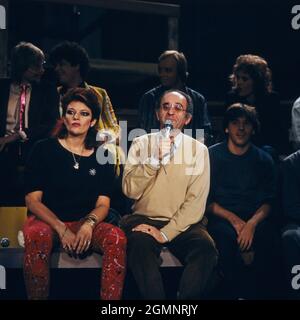 Dana Gillespie, englische Schauspielerin und Sängerin mit Alfred Biolek in der Talentshow: Show Bühne, 1984. Dana Gillespie, English actress and singer with Alfred Biolek in his TV talent show: Show Buehne, 1984. Stock Photo