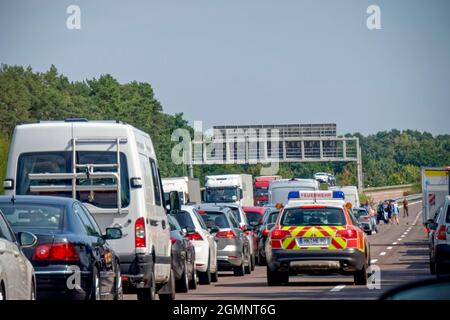 Rettungsgasse nach Verkehrsunfall auf der A2 bei Anschlussstelle Netzen am 06.09.2021 gegen 13.10 . 2 Autos krachten in die Leitplanke, dabei wurden 5 Stock Photo