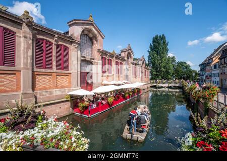 Markthalle in Klein Venedig, Holzboot mit Touristen, Kanal, Colmar, Elsass, Frankreich, Europa Stock Photo