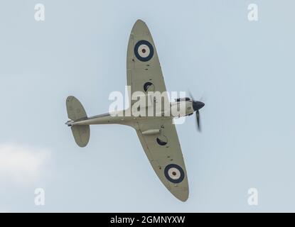 IWM Duxford, Cambridgeshire, UK. 18 September 2021. Flying display begins at The Battle of Britain Air Show on the former RAF site that played a central role as a base for many Spitfire and Hurricane pilots during the Second World War, with Spitfires taking to the air. Credit: Malcolm Park/Alamy Stock Photo