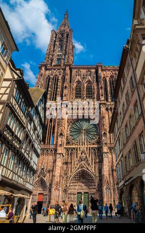 Lovely view of the famous Strasbourg Cathedral de Notre-Dame from the street Rue Mercière in the historical city centre of Strasbourg. It is one of... Stock Photo