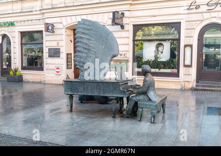 Lodz, Poland - June 7, 2021: Monument to Arthur Rubinstein (1887-1982), a Polish American classical pianist on Piotrkowska street. Stock Photo