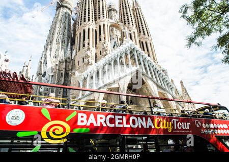 Barcelona, Spain. 20th Sep, 2021. Tourists are seen queuing to visit ...