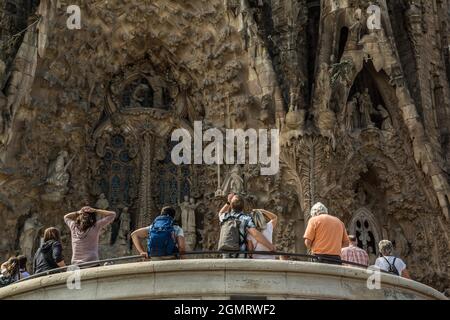 Barcelona, Catalonia, Spain. 20th Sep, 2021. Tourists are seen looking at the Basilica of the Sagrada FamÃ-lia in Barcelona. (Credit Image: © Thiago Prudencio/DAX via ZUMA Press Wire) Stock Photo