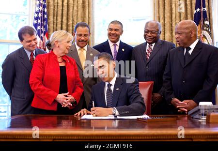 President Barack Obama signs the Civil Rights History Project Act bill into law in the Oval Office of the White House Tuesday, May 12, 2009.  With President Obama are from left: Rep. Mike Quigley (D-IL); Rep. Carolyn McCarthy (D-NY); Rep. Sanford Bishop (D-GA); Rep. Lacy Clay (D-MO); Rep. Jim Clyburn (D-SC) and Rep. John Lewis (D-GA).   Official White House Photo by Pete Souza. Stock Photo