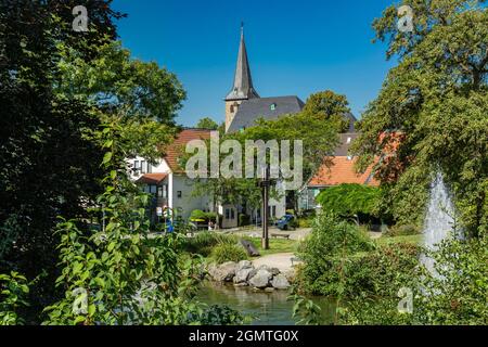 Germany, Wuelfrath, Bergisches Land, Niederbergisches Land, Niederberg, Rhineland, North Rhine-Westphalia, NRW, old town view, residential buildings, evangelic city church, basilica, Gothic Stock Photo