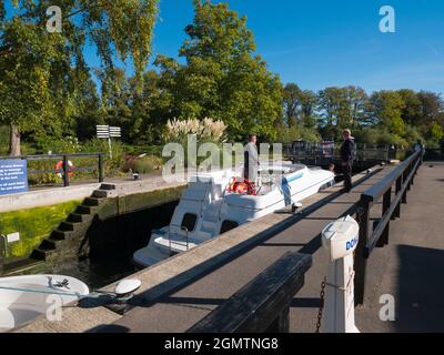 Abingdon in Oxfordshire, England - 26 September 2018     A timeless scene at Abingdon lock gates on a fine Autumn day; these are on the River Thames j Stock Photo