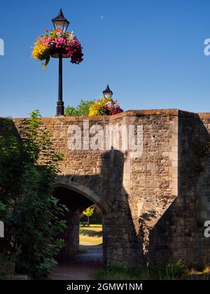 Abingdon, England - 29 July 2019     Abingdon claims to be the oldest town in England. This is part of it its famous medieval stone bridge, on a fine, Stock Photo