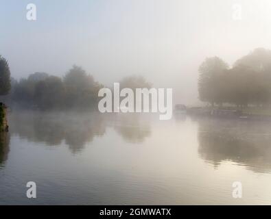 Saint Helen's Wharf is a noted beauty spot on the River Thames, just upstream of the medieval bridge at Abingdon-on-Thames. The wharf was for centurie Stock Photo