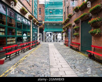 Belfast is a city that cannot. seemingly, leave any wall untouched without a splash of colour. The graffiti, especially in the Cathedral Quarter, is o Stock Photo