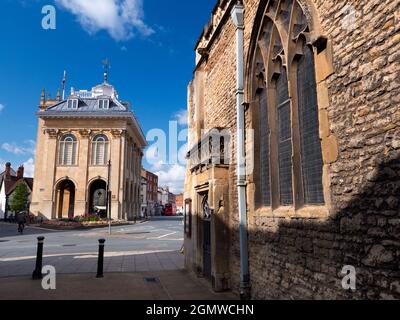 Abingdon, England - 25 August 2018      Here we see on the right one of AbingdonÕs oldest and most beautiful buildings, the County Hall - now Abingdon Stock Photo