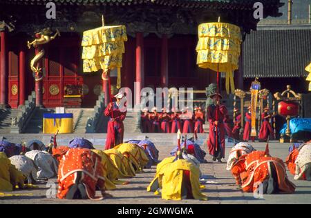 Shenyang, Liaoning Provinc, China - September 15 1999; large group of performers in view. A magnificent and colourful spectacle - the Qing Dynasty his Stock Photo