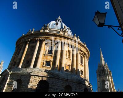 Radcliffe Square lies at the heart of historic Oxford. Centre-stage is taken by the round Radcliffe Camera; this distinctive building of Oxford Univer Stock Photo