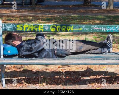 Paris, France - 19 September 2018; contrasts - this street sleeper dozes on a park bench within a stones' throw of the Place de la Concorde, the large Stock Photo