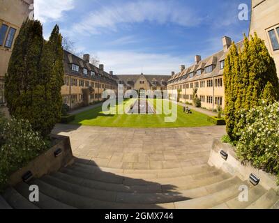 Nuffield College is one of the newest colleges of Oxford University, having been founded in 1937; it is also one of the smallest, with around 75 postg Stock Photo