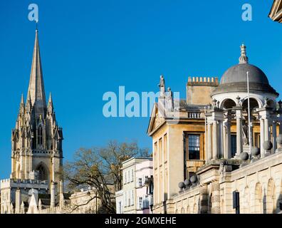 Oxford, England - 29 January 2020;    The view along Oxford High Street, on a fine summer day.  Landmarks to be seen include Queen's College (foregrou Stock Photo