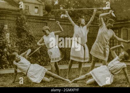 In 1929, pupils and staff of the all-girls North London Collegiate School perform 'Dido and Aeneas' in the grounds of Canons Mansion, London, England, UK.  Vintage photograph. Stock Photo