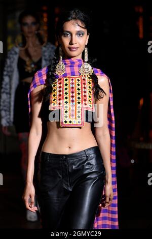 London, UK. 20th Sep, 2021. Model walks on the runway at the Osman fashion show during Spring/Summer 2022 Collections Fashion Show at London Fashion Week in London, UK on Sept. 20, 2021. (Photo by Jonas Gustavsson/Sipa USA) Credit: Sipa USA/Alamy Live News Stock Photo