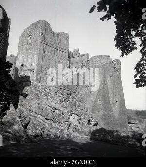 1961, historical pictiure from this era of the exterior of Goodrich castle, Hereford, England, UK, looking up showing the mighty square keep, the first structure of the castle, built in the mid 12th century. Much of this medieval castle, was ruined in 1646 when Parliamentarians besieged it during the English Civil War. Stock Photo