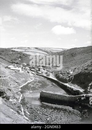 1950, historical view of the natural sea inlet that leds to the village and port of Boscastle, Cornwall, England, UK. Long known for its romantic history, the picturesque village with its medieval harbour sits hidden in a long steeped sided valley. The tiny harbour was built to handle the slate that was mined on the nearby land. Stock Photo