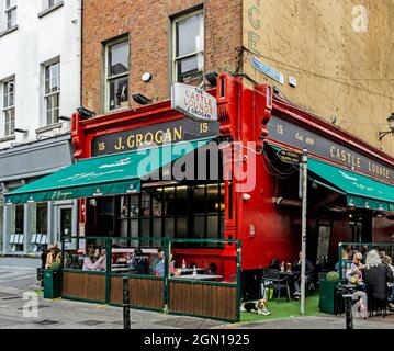 Grogan’s Castle Lounge, Sth William Street once a well-known haunt of a literary and artistic set it is one of Dublin's most popular pubs. Stock Photo