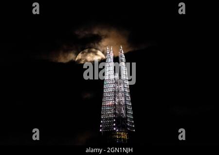 London, UK. 21st Sep, 2021. Photo taken on Sept. 21, 2021 shows the full moon rising over the Shard in London, Britain. Credit: Stephen Chung/Xinhua/Alamy Live News Stock Photo