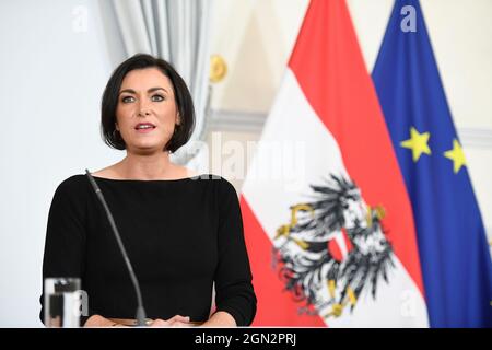 Vienna, Austria. 22nd Sep, 2021. Press lounge after the Council of Ministers with  Elisabeth Köstinger, Federal Minister for Agriculture, Regions and Tourism (ÖVP). Topic: Digitization and 3G rule (Tested vaccinated recovery).  Credit: Franz Perc/Alamy Live News Stock Photo