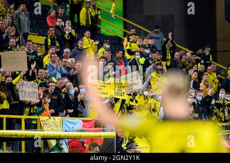 Dortmund, Deutschland. 19th Sep, 2021. Team DO on the lap of honor, fans hold up signs and want the jersey of Erling HAALAND (DO/out of focus in foreground) Soccer 1st Bundesliga, 5th matchday, Borussia Dortmund (DO) - Union Berlin (UB) 4: 2, on 19.09 .2021 in Dortmund/Germany. #DFL regulations prohibit any use of photographs as image sequences and/or quasi-video # Â Credit: dpa/Alamy Live News