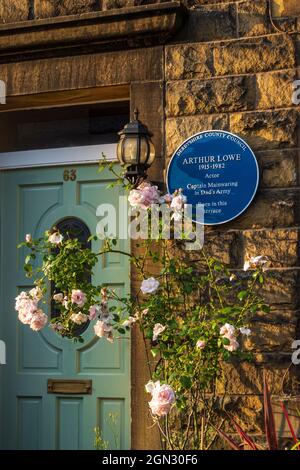 A blue plaque on Kinder Road dedicated to actor Arthur Lowe of Dad's Army fame, at his birthplace in Hayfield, Derbyshire England ,UK Stock Photo
