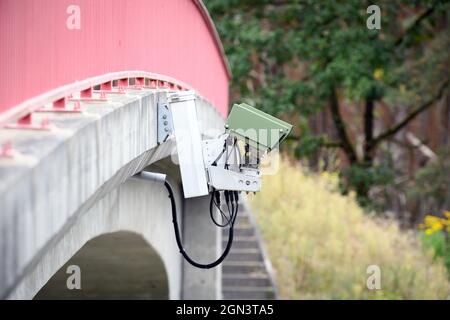 21 September 2021, Brandenburg, Wandlitz/Ot Lanke: A license plate recognition device (KESY) is mounted underneath the red railing of a small bridge over the A 10 motorway near the Lanke exit. The automatic license plate recording, which has been practiced for several years, has been controversial, as time and again bystanders had been caught in the manhunts. With the amendment of the Code of Criminal Procedure on July 1 of this year, the mass recording of license plates is now only allowed in the case of a specific manhunt, but no longer a permanent surveillance. Photo: Soeren Stache/dpa-Zent Stock Photo