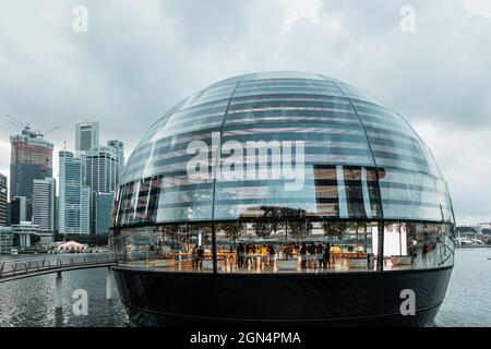 In Singapore the first floating Apple Store: A transparent glass dome