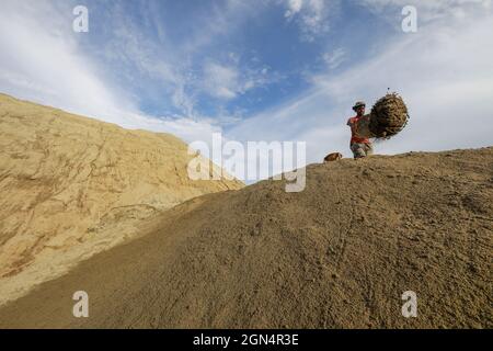 Dhaka, Bangladesh. 22nd Sep, 2021. A Bangladeshi worker unloads sand on the banks of the Buriganga River in Dhaka, Bangladesh, September 22, 2021. (Photo by Suvra Kanti Das/Sipa USA) Credit: Sipa USA/Alamy Live News Stock Photo