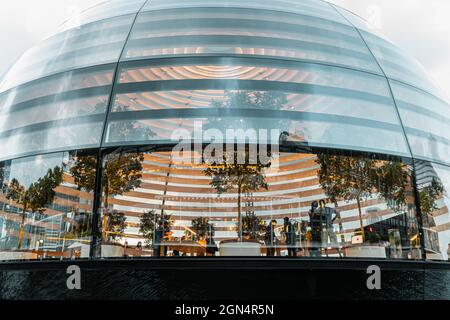 SINGAPORE - SEPTEMBER 20, 2020: Newest Apple Store in Marina Bay Sands on  September 20, 2020 in Singapore – Stock Editorial Photo © kucevalov  #508126930