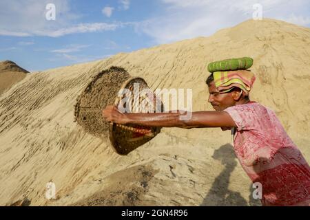 Dhaka, Bangladesh. 22nd Sep, 2021. A Bangladeshi worker unloads sand on the banks of the Buriganga River in Dhaka, Bangladesh, September 22, 2021. (Photo by Suvra Kanti Das/Sipa USA) Credit: Sipa USA/Alamy Live News Stock Photo