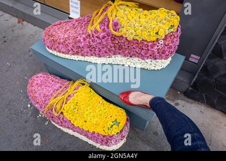 London, UK. 22nd Sep, 2021. A flowery shoe display on King´s Road. Chelsea in Bloom is an annual festival and competition of floral and plant displays by participating shops, restaurants and other businesses in Chelsea, this year running Sep 20-25. Credit: Imageplotter/Alamy Live News Stock Photo