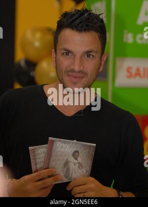 POP SINGER,PETER ANDRE, AT ASDA SUPERMARKET, HAVANT, HANTS WHERE THOUSANDS TURNED OUT TO SEE HIM SIGN COPIES OF HIS NEW RECORD. JORDAN,   PIC MIKE WALKER,2009 Stock Photo